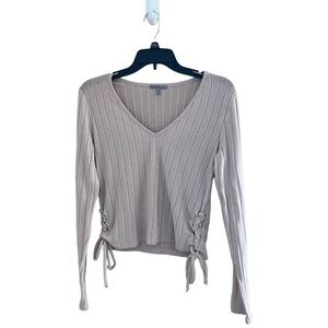 ▫️CHARLOTTE RUSSE: Women’s M, light tan ribbed long sleeve v-neck w/ties▫️